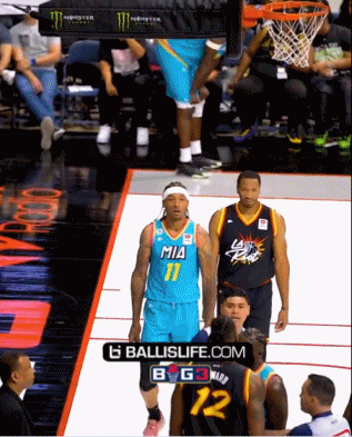 😨你这！霍华德抱摔芬森没摔动 反被芬森摁倒在人群